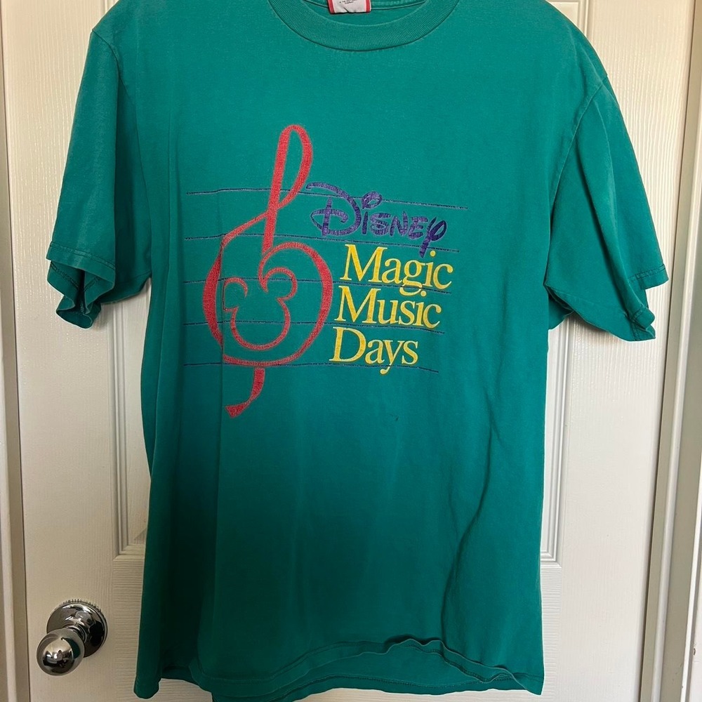 Disney Magic Music Days One kids fits all but I think it's close to then xl